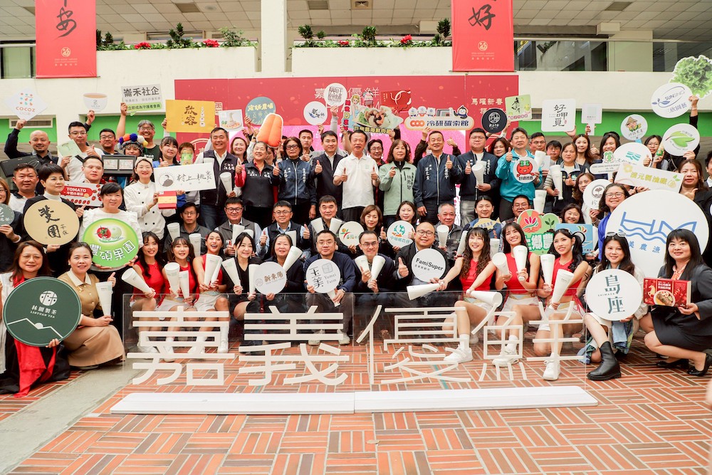 嘉義縣政府推出迎新春馬上好運的台灣燈會12款嘉義優鮮伴手禮。（圖/嘉義縣政府提供）