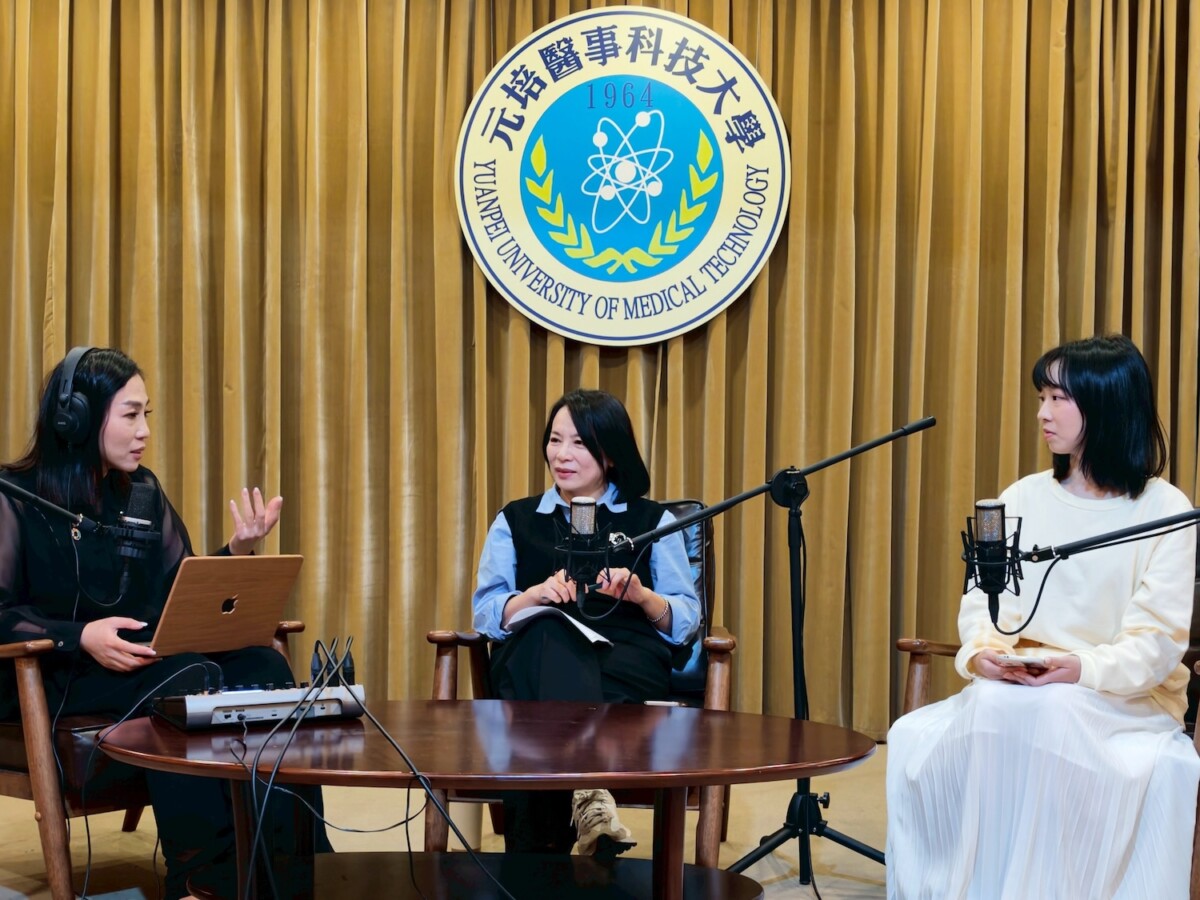 護理系謝美慧主任（中）帶領學生走進錄音室錄製《元培健康讚》，用第一線實習故事分享照護專業與臨床現場