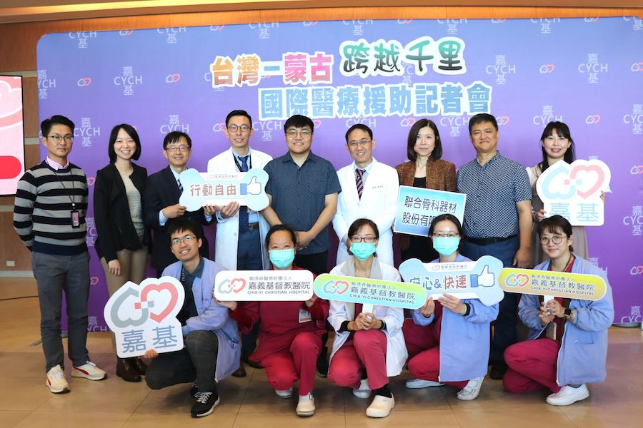 30歲蒙古青年Ermuun疼痛10年，因嘉基周恬弘副院長的協助，受邀來台接受治療，術後第二天，即感受到「沒有疼痛的身體」。（圖/嘉基提供）