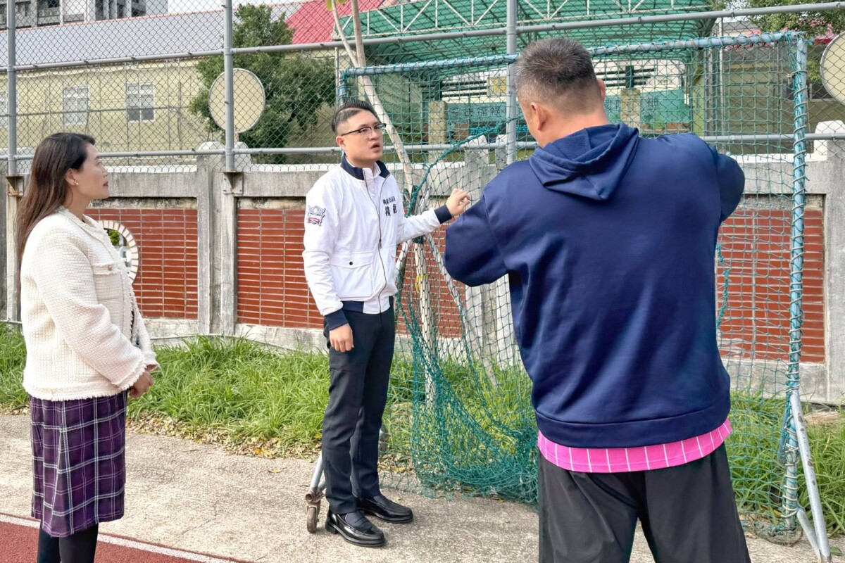 桃園市錢龍議員為桃園市基層棒球帶來的不只是資源更是棒球種子的揮灑使其茁壯。(影像由桃園錦興國小提供)。