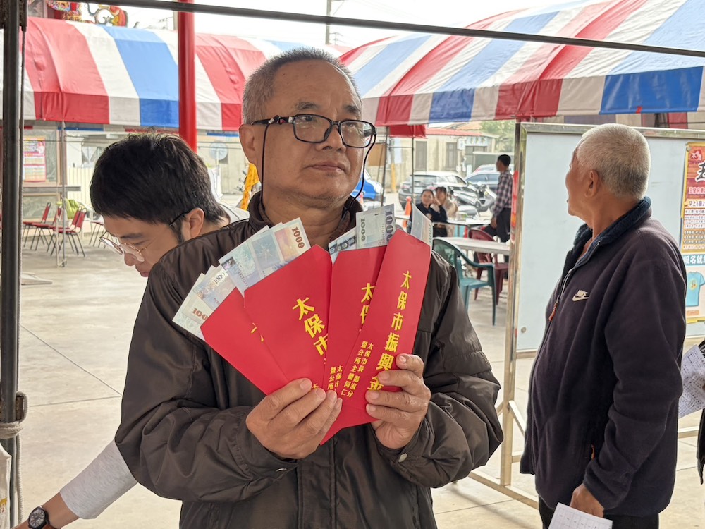 嘉義縣太保市今1/31、明2/1日兩天週休假日再到各里實地印領發放振興金3000元。鄭淑分市長帶領黃大益機要秘書到各里關心領發作業情形。（圖/記者黃采琳翻攝）