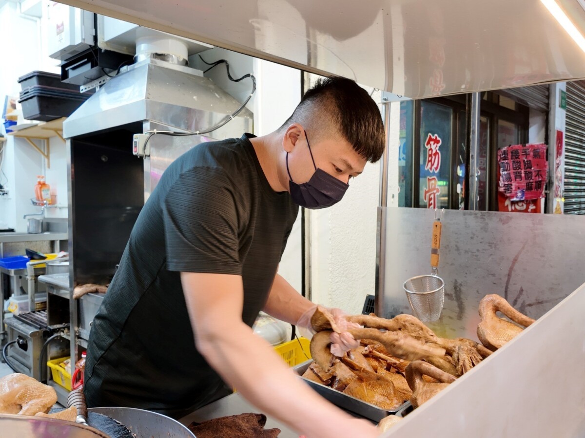 ▲店內主打下營燻茶鵝全席料理，提供內用與外帶選擇。(圖/攝影:許舒涵)