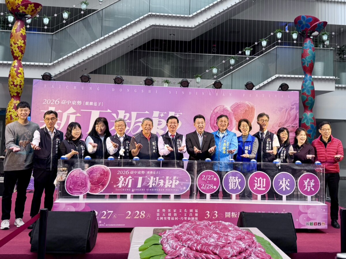 ▲客委會主委江俊龍、立法院副院長江啟臣及與會貴賓歡迎大家來東勢尞。(圖/記者顏淑娟攝)