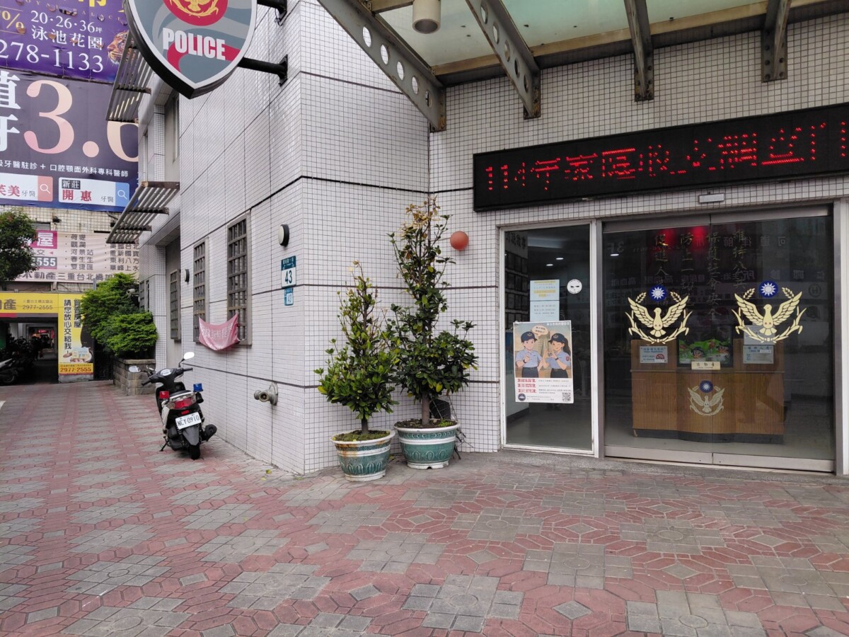 新北市三重警分局三重派出所公然將警用警車違規停在人來人往的人行道上。(影像由記者郭晉嘉拍攝)。