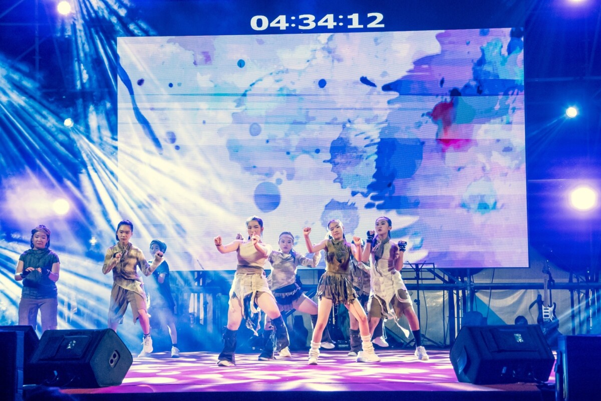 ▲鹽埔鄉迎接2026年跨年晚會，結合在地社團演出、LiveBand表演及高空煙火秀，吸引大批民眾齊聚鹽埔倒數跨年。(圖/記者劉皓瑋翻攝)