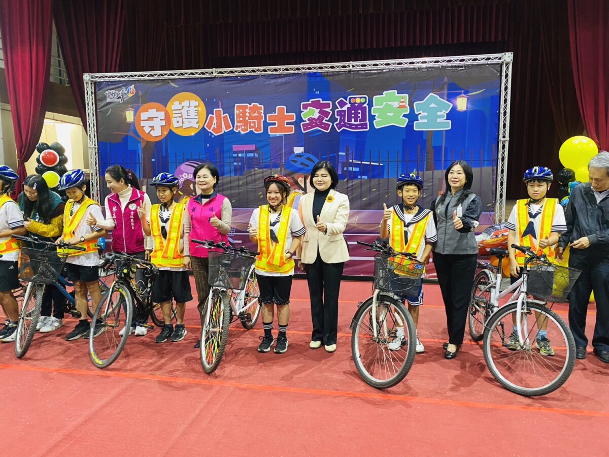 雲林縣政府送五千件LED背心保障學童夜間騎車安全