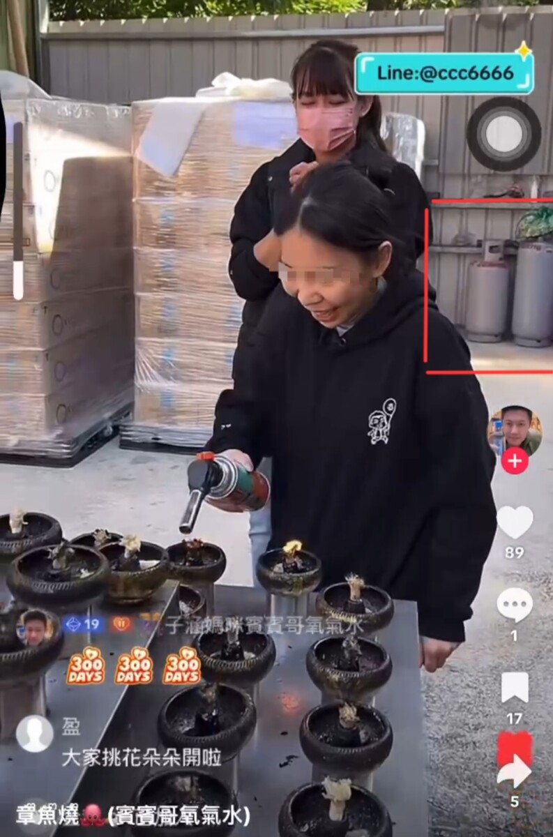 賓賓哥員工在點燃油燈台的另一側赫然擺放著未標示的瓦斯桶，乍看之下真是令人感到險象環生。(影像自社群抖音網站)。