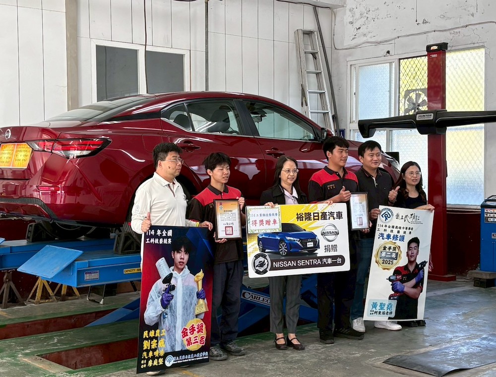 國立民雄農工汽車科再傳捷報，在114學年度全國學生工業類技藝競賽中，高三學生黃聖堯榮獲汽車修護第二名，劉宗威則在汽車噴漆項目奪得金手獎第三名。（圖/民雄農工提供）