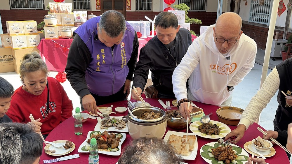 呂文正理事長等人為長輩們夾菜，讓長輩們感受溫馨與享受美食。（圖/記者黃采琳攝）