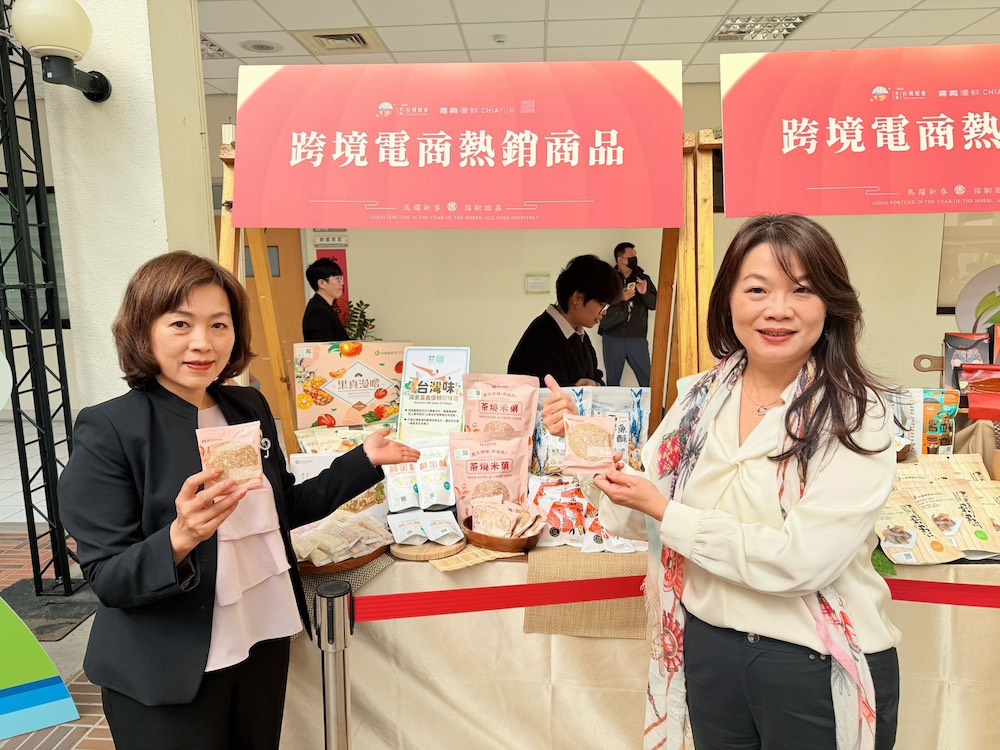 番路鄉農會總幹事趙幸芳（左）與台灣好農執行長陳美娟（右）共推限定好禮。（圖/番路鄉農會提供）