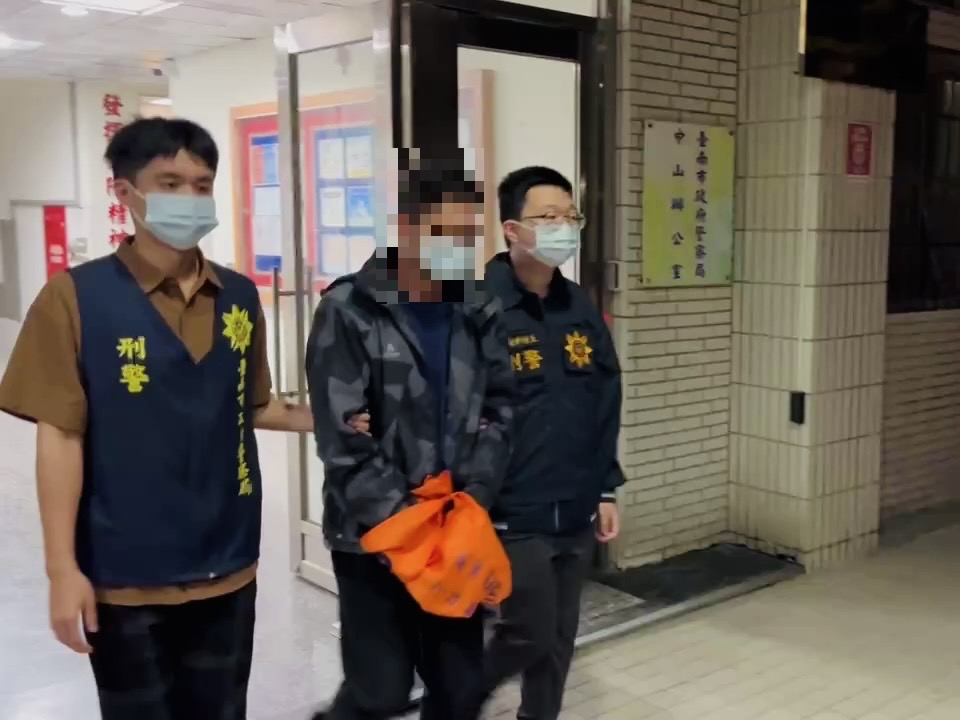 ▲南市刑大查獲罕見折疊式微型槍枝，將涉案陳嫌及官嫌查緝到案。（圖／記者陳彥霖翻攝）
