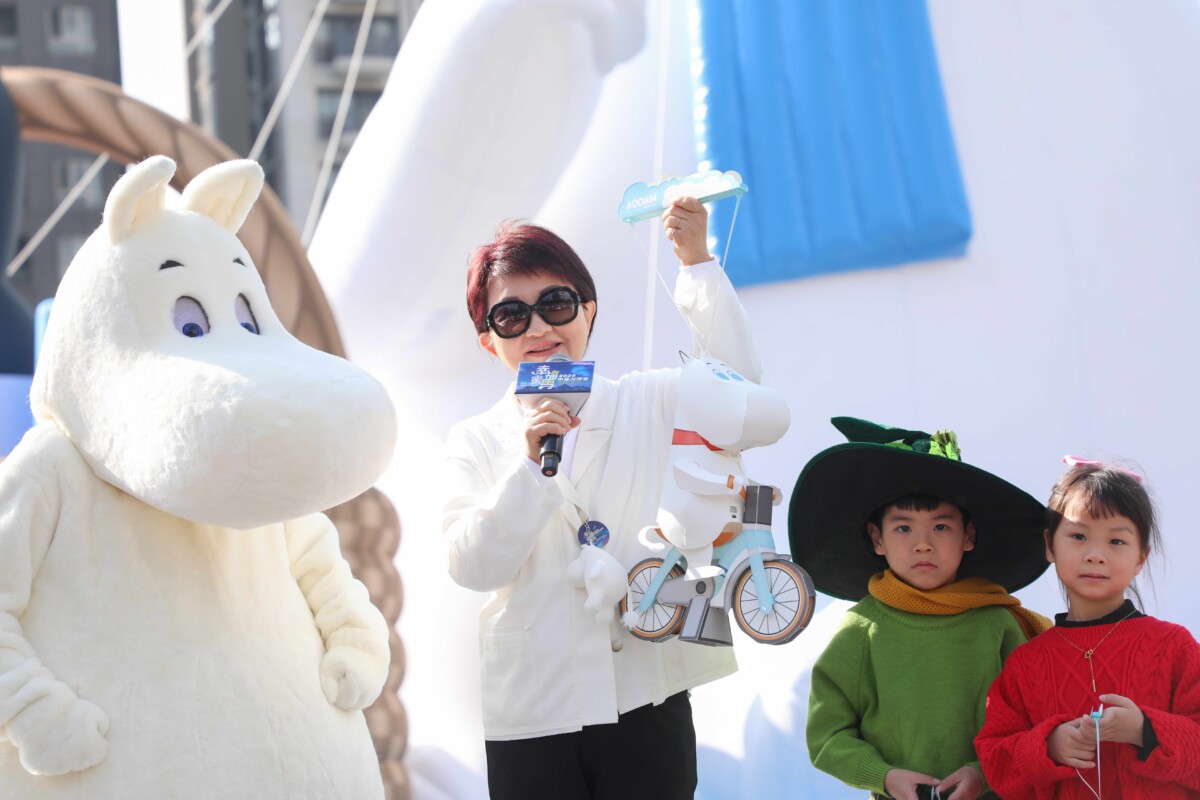 ▲市長盧秀燕展示「姆明(Moomin)」小提燈。(圖/中市府提供)
