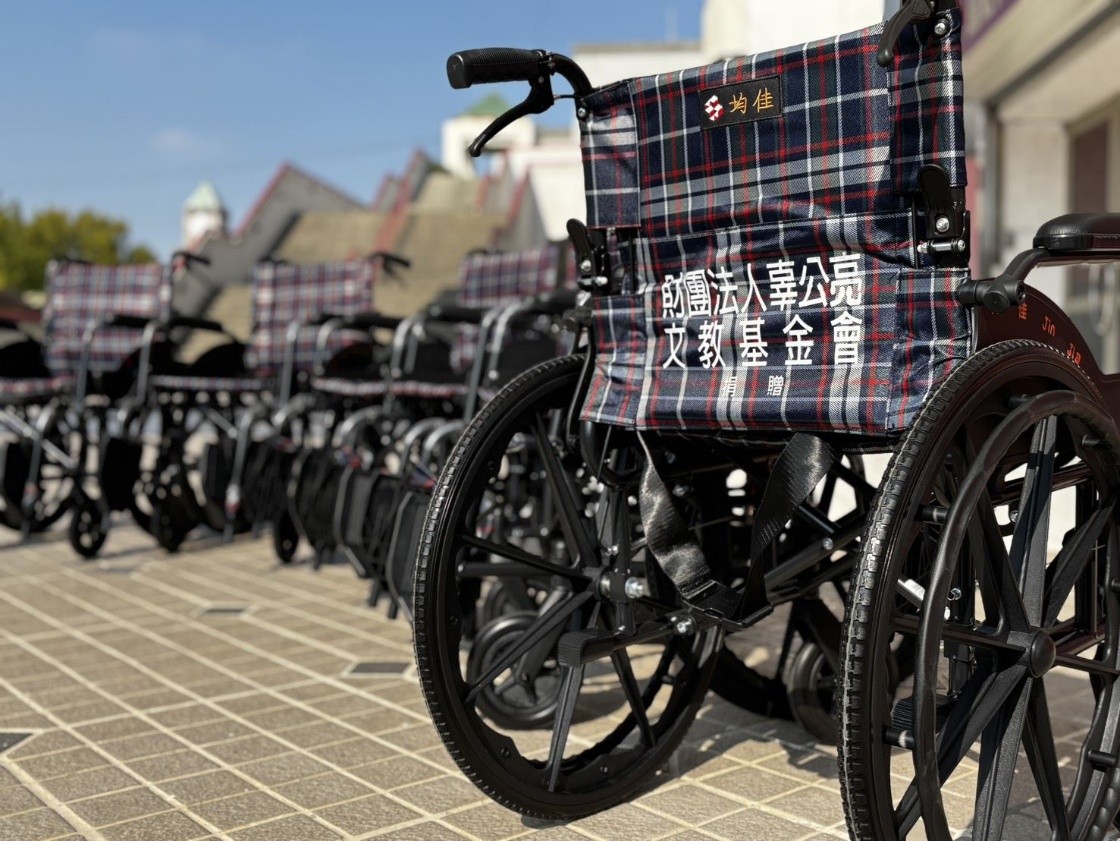 嘉義縣政府為提升「2026台灣燈會」服務品質，燈區設8處服務站，並在嘉義高鐵站、嘉義火車站及嘉義市棒球場燈會接駁點，同時提供輪椅及嬰兒車租借服務與免費衛生棉等。（圖/嘉義縣政府提供）