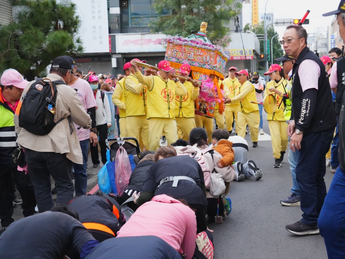 ▲山邊媽祖贊境賜福大批信眾跪拜躦轎底。(圖/記者顏淑娟翻攝)