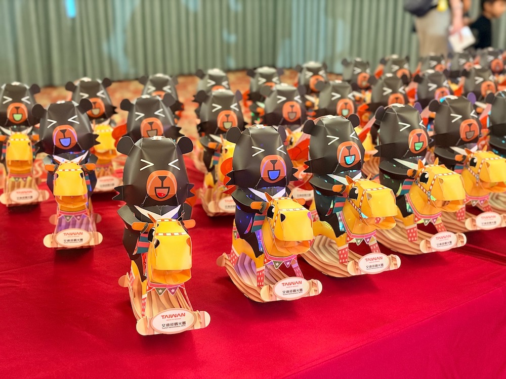 嘉義縣政府將於燈會期間，在主展區的太子大道與信義二路交叉口（近永慶高中），每日下午三點起限量發放「喔熊馬抵嘉」小提燈，每人僅限領取一盞，發完為止。（圖/嘉義縣政府提供）