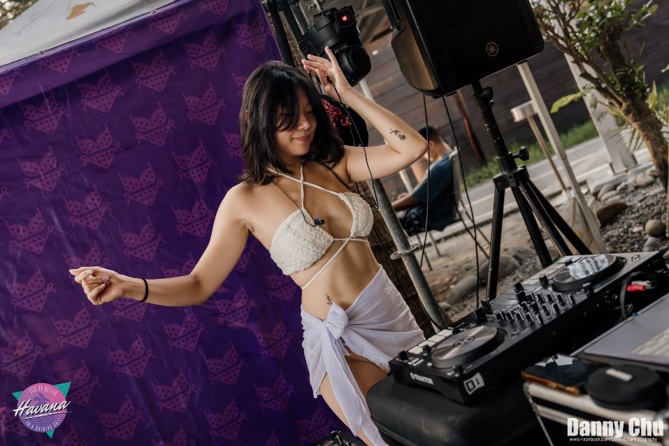▲旗津沙灘酒吧每週六固定安排 DJ 表演，作為旗津沙灘週末活動內容之一。（圖／旗津沙灘酒吧提供）