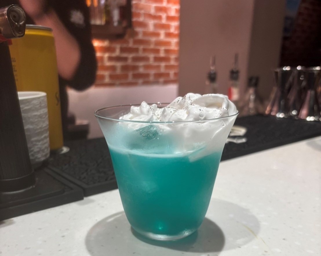 ▲店內無酒精特調-鹽埕後壁港，以清爽口感與層次設計，提供不飲酒消費者的餐搭選擇。(圖/拾光餐酒館提供)