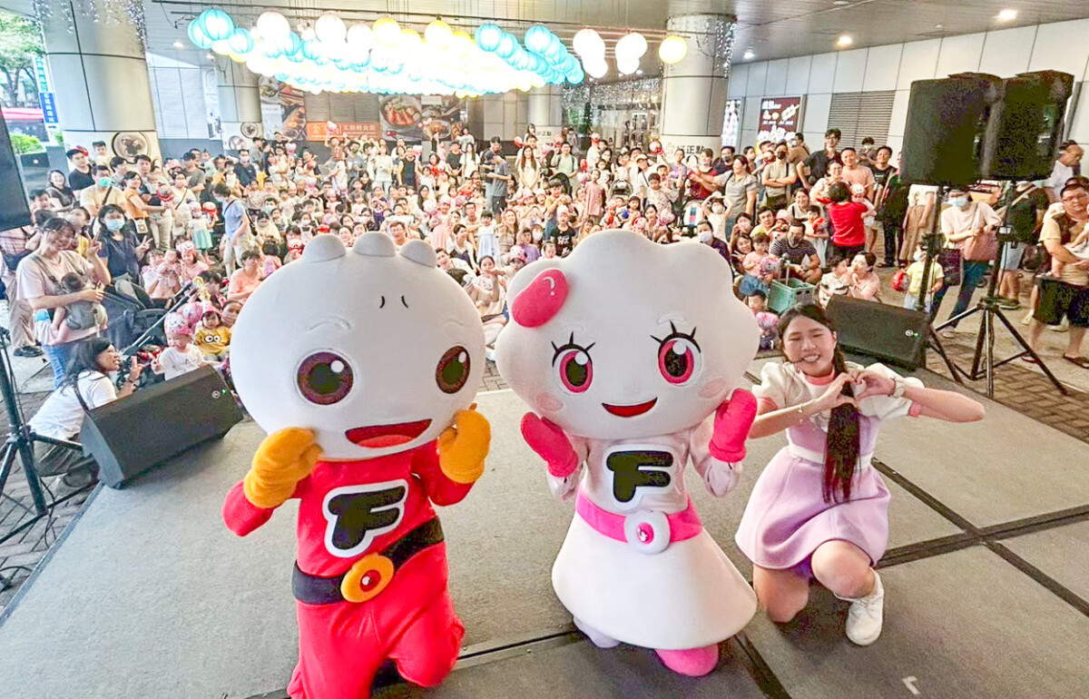 ▲寒假親子活動熱鬧登場，FOOD_超人將現身新光三越高雄左營店，與大小朋友現場互動唱跳。（圖/新光三越高雄左營店提供）