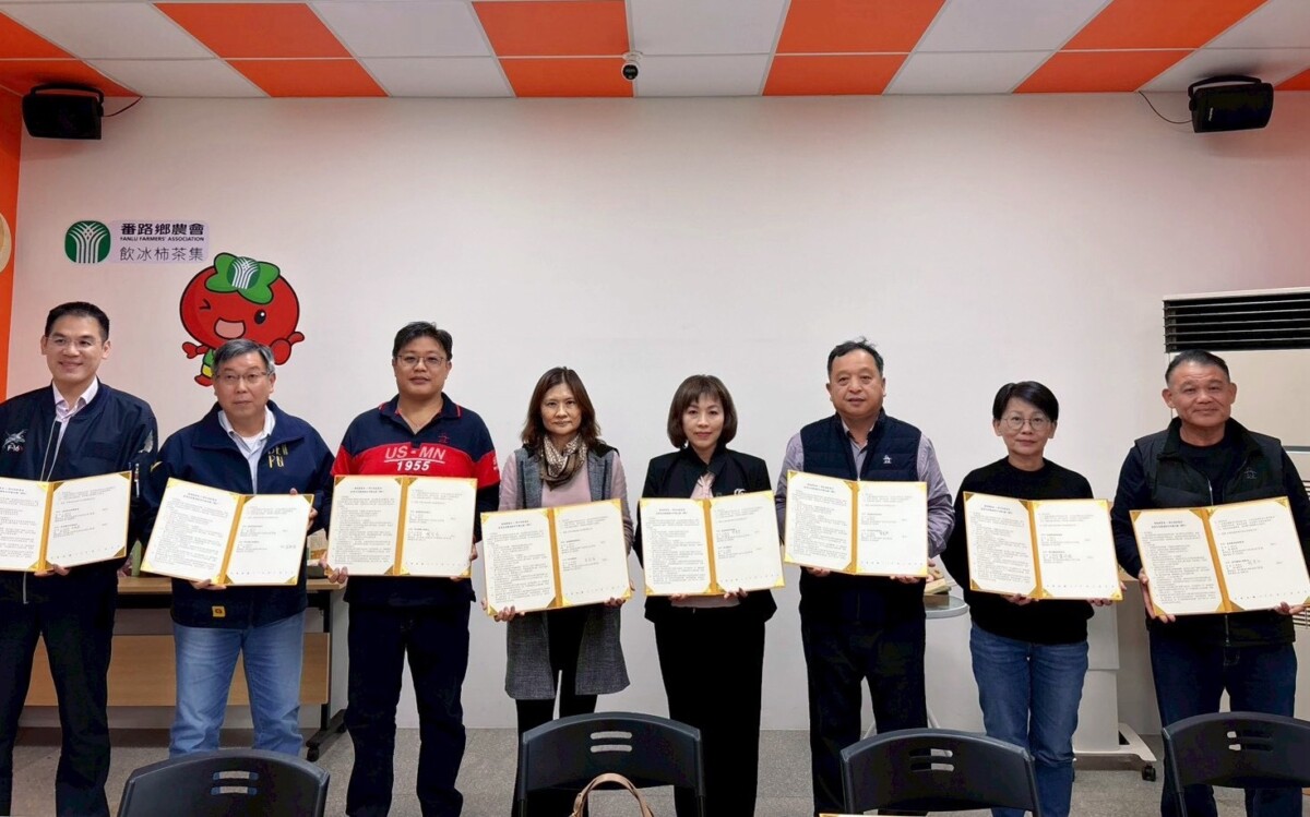 嘉義縣番路鄉農會團隊建構完整的柿子加工與行銷體系，翻轉柿餅產業，成為各地農會體系交流取經的重要示範場域。（圖/番路鄉農會提供）