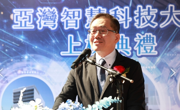 ▲園管局楊志清局長致詞表示，本局積極推動「高雄軟體園區二期」開發，第一棟智科大樓上梁，將創造更多產業空間，強化亞洲新灣區AI科技聚落。（記者 李堂安 翻攝）