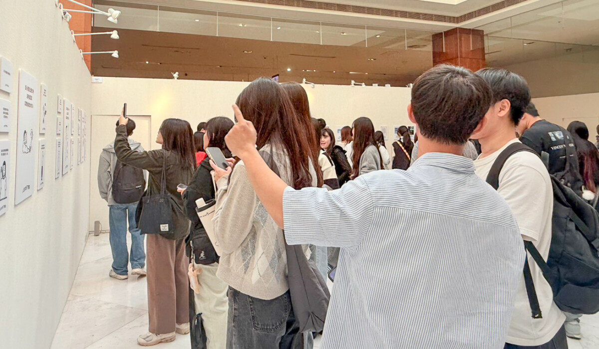 ▲《人也太好了吧展》×《我感到有點煩的小事展》展覽開展首日人潮湧現，觀眾於展場中細細品味生活裡的溫柔與小情緒。（圖/新光三越高雄左營店提供）