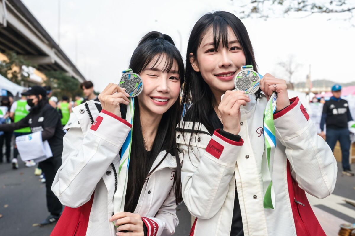 新聞照6人氣啦啦隊樂天女孩於渣打臺北公益馬拉松賽後嘉年華以活力應援為跑者注入滿滿能量成為賽事現場最吸睛的亮點之一