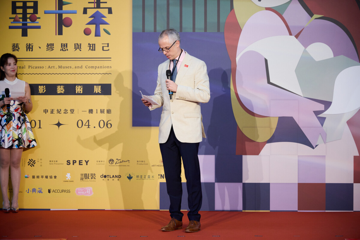 英國在台辦事處代理代表 Mr. Wayne Ives 出席「永恆畢卡索光影展」記者會並上台致詞。在這
