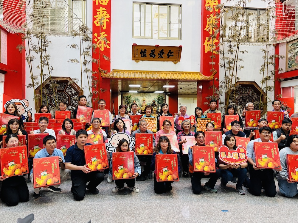 台農發公司捐贈400箱椪柑禮盒，請社會局轉贈予縣境內各社福機構。（圖/嘉義縣政府提供）