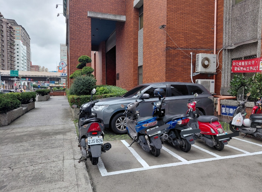 新北市三重區重新路三段上人來人往，車流量大的三重分局旁有著明顯違規停車，該分局卻視若無睹。(影像由記者郭晉嘉拍攝)。
