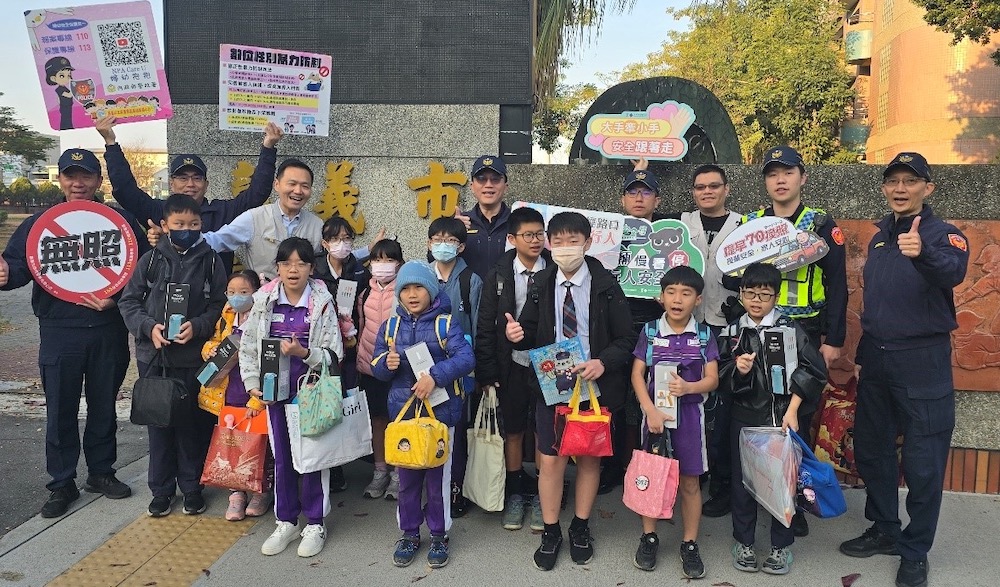 開學首日　嘉市波麗士現身校門守護學童安全