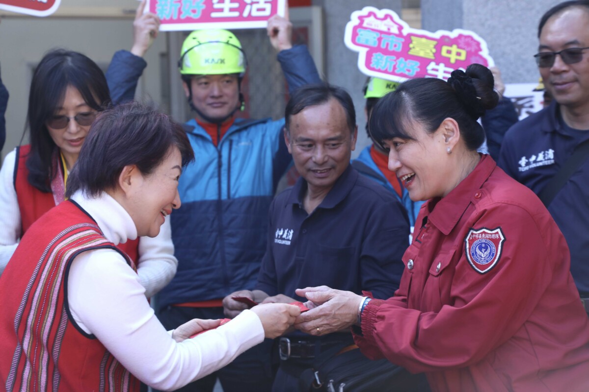 ▲市長盧秀燕感謝第一線消防人員的無私奉獻，守護偏鄉安全。(圖/中市府提供)