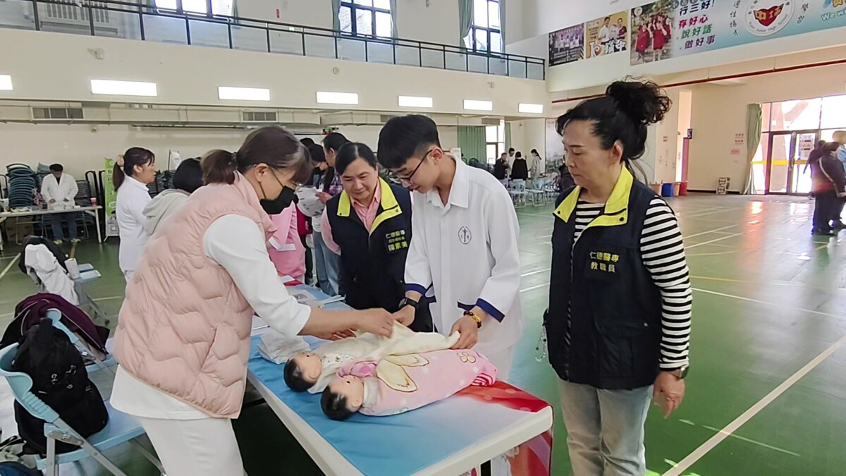 夢想醫程號開進埔心國中　學生熱情體驗醫護科系
