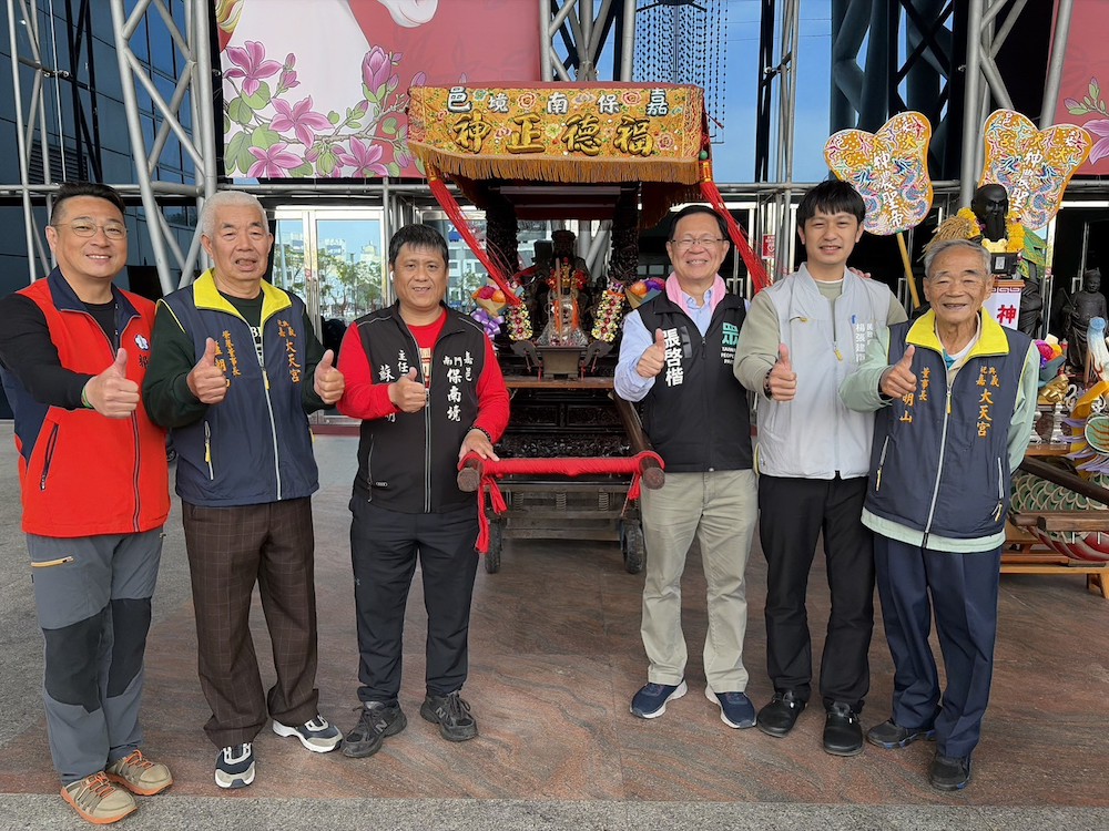 民眾黨嘉義市長參選人張啓楷祈願眾神護佑嘉義鄉土，全程參與嘉邑祀典大天宮神農大帝依循古禮出巡舊諸羅四城門。（圖/張啓楷競選總部提供）