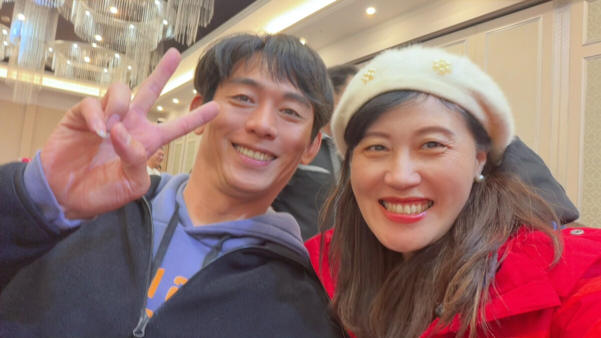 前中華職棒球星，現任樂天桃猿職棒隊投手教練，王溢正特別出席並和錦興國小王春綢校長開心合照。(影像由記者郭晉嘉拍攝)。