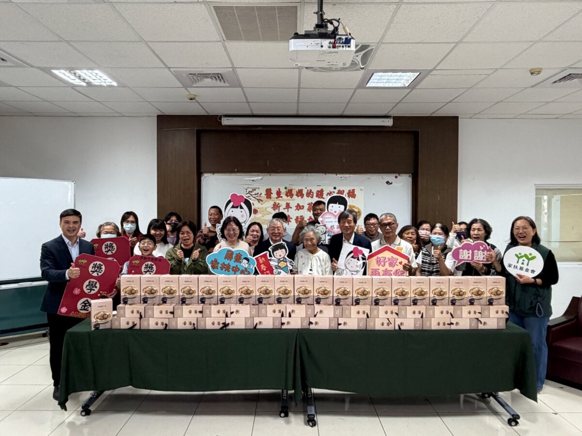 愛心網絡串聯屏東，劉氏家族與家扶夥伴熱情合影，期盼透過物資補給讓社會善意持續循環。(圖/陸仕企業提供)