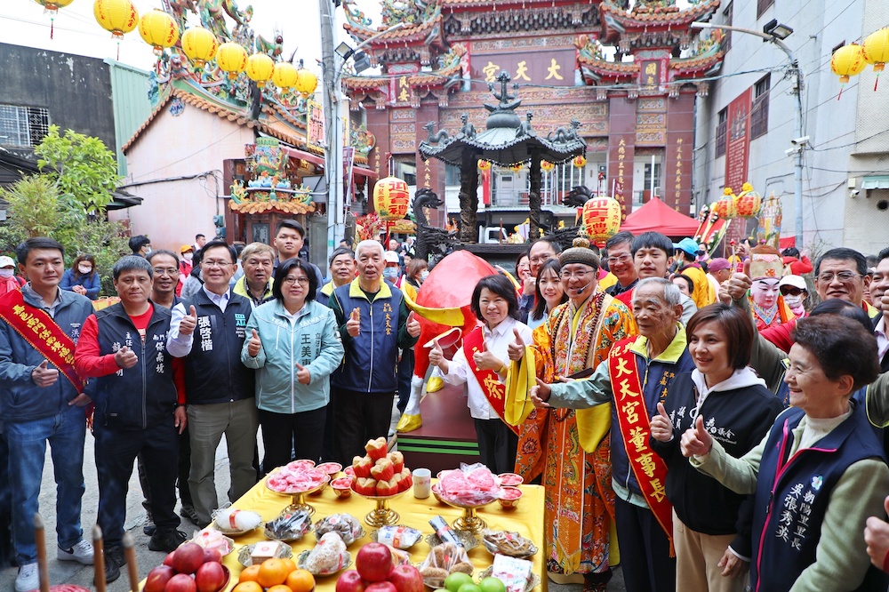 嘉義市黃敏惠市長擔任點禮官，主持「嘉邑祀典大天宮丙午年迎春平安祭典」，祝福市民新年順心如意、馬上幸福。（圖/嘉義市政府提供）
