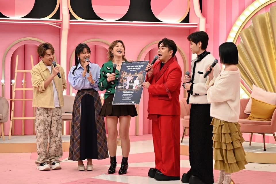 右三擔任演唱者與節目製作人的陳昭瑋