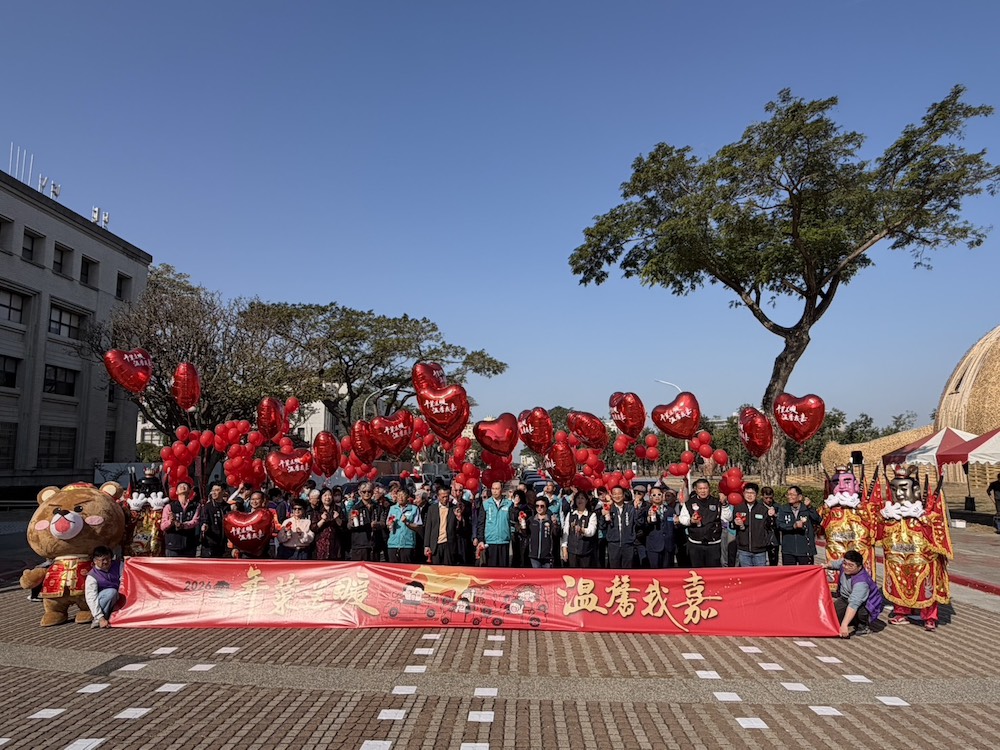 嘉義縣公私協力的結合宮廟、企業及民間團體善心資源，並攜手社團法人嘉義縣慈善團體聯合協會舉辦「年菜送暖，溫馨我嘉」已邁入第14年。（圖/記者黃采琳攝）