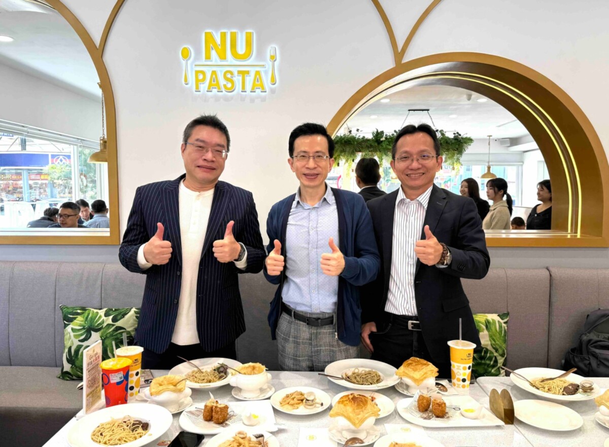 ▲左起：暢銷書作家謝文憲、愛瑞克、吳家德總經理。(圖/記者顏淑娟翻攝)