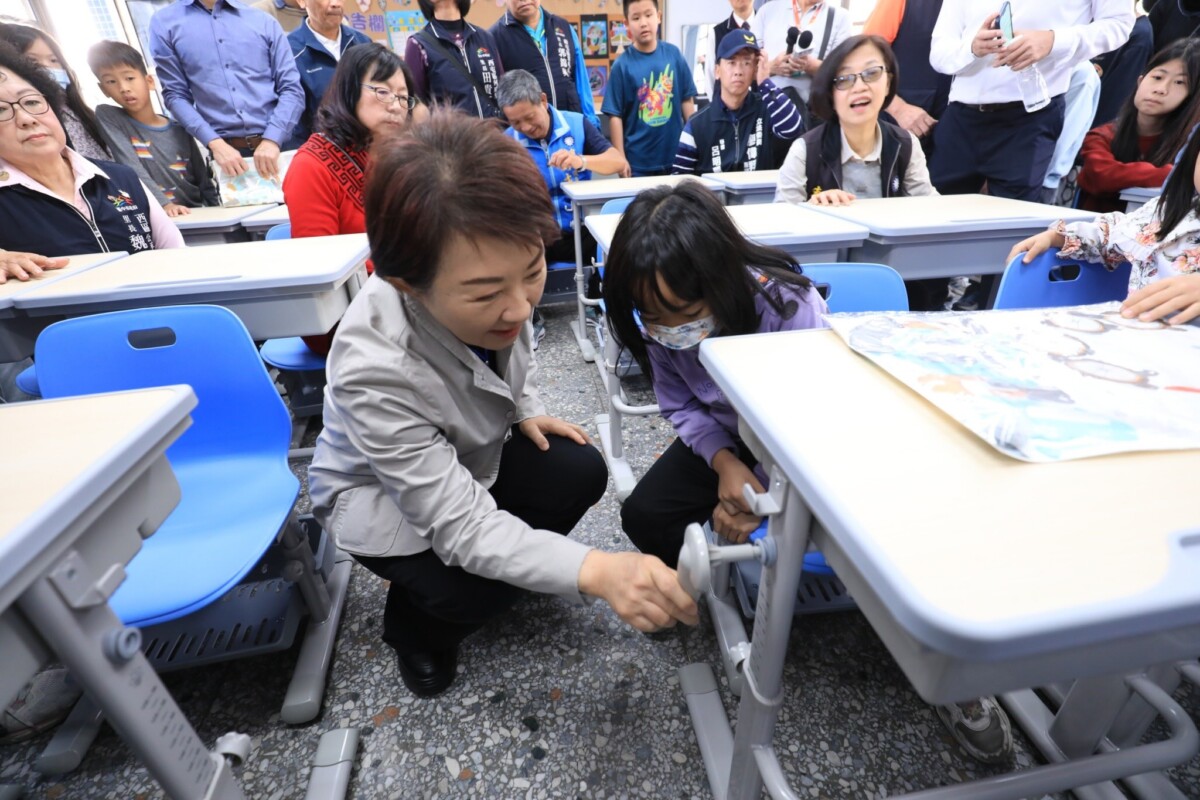 ▲市長盧秀燕現場測試可調式課桌椅。(圖/記者顏淑娟翻攝)