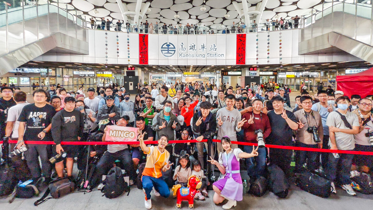 ▲環球百貨高雄車站開春盛會， 柳丁哥哥葡萄姐姐聯手演出。（圖/記者黃淑貞攝）