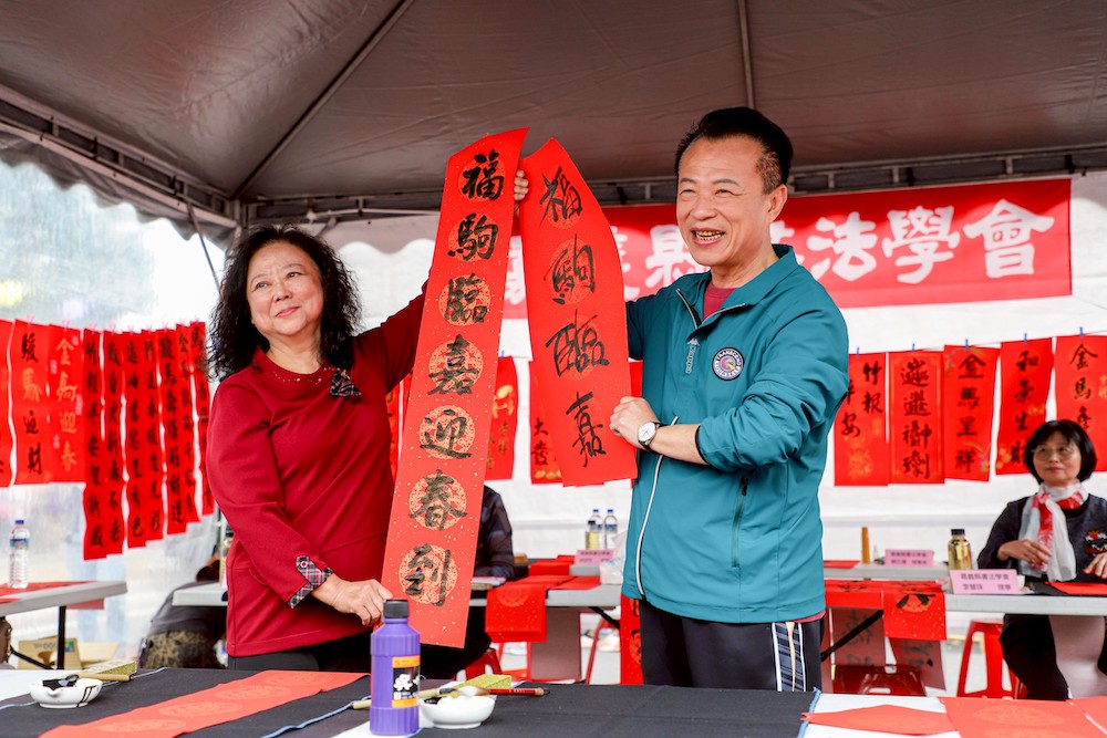 嘉義縣政府迎接2026農曆新年，盛大舉辦「2026嘉有好市集—年貨大街」，民眾攜家帶眷歡喜迎新春，逛市集、買年貨一次到位。（圖/嘉義縣政府提供）