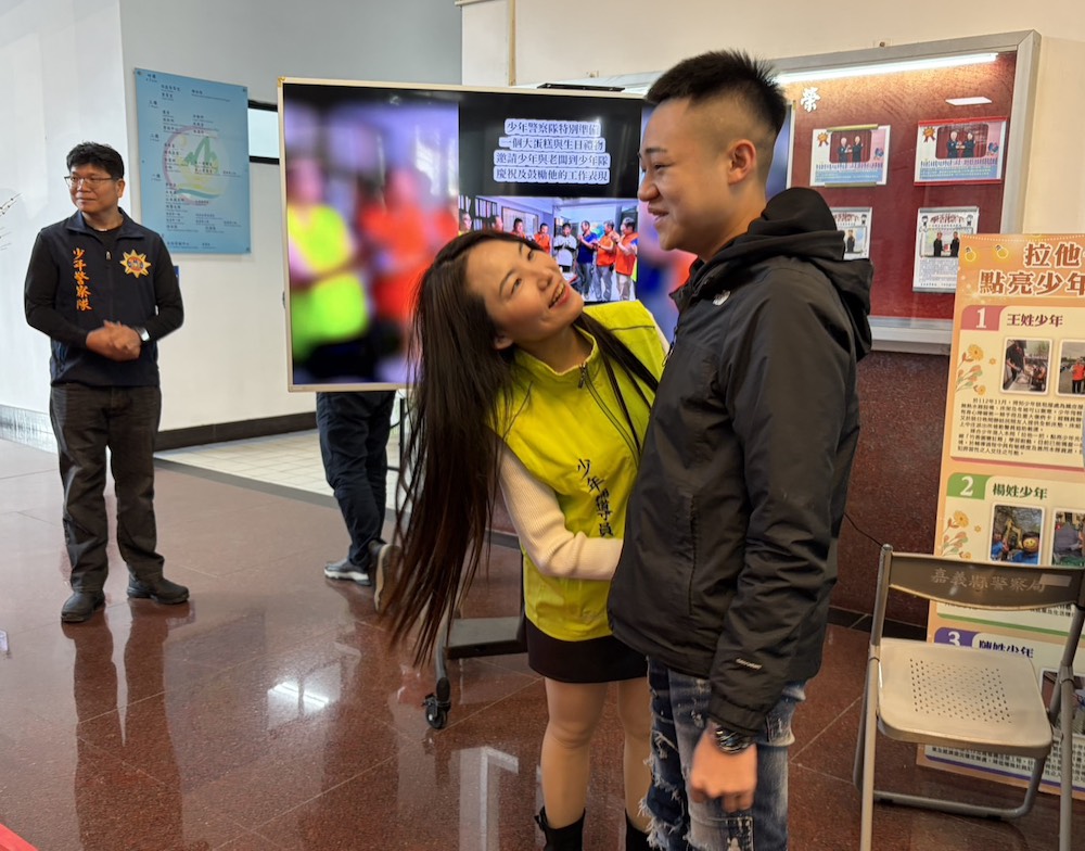 少年輔導員親切的關心參與專案的少年。（圖/記者黃采琳翻攝）