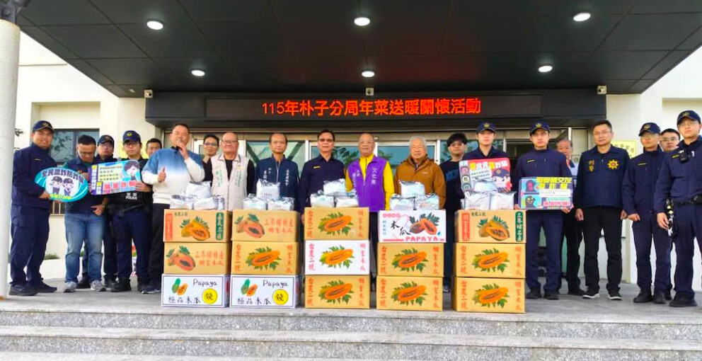 嘉義縣朴子市文化里里長楊石旭（外號「石頭里長」）（左），12年如一日的募集年菜，朴子警分局員警化身「一日警察志工」協助將年菜溫馨親送到家。（圖/記者黃采琳翻攝）