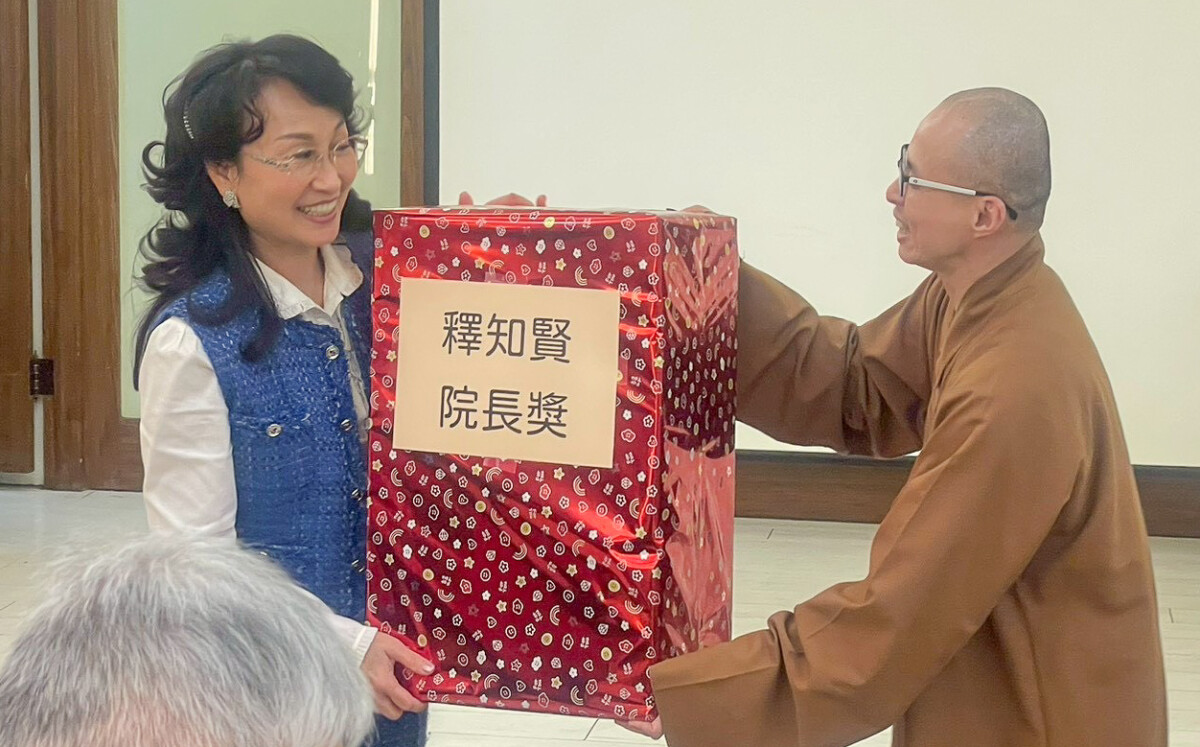 ▲終身學習學院院長釋知賢頒發院長獎，肯定夥伴投入與協力支持，傳遞感恩文化。（圖/南華大學提供）