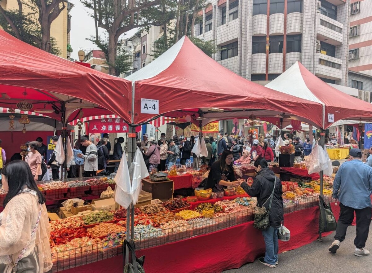 ▲「2026天津路年貨大街」品項多元，民眾現場挑選年貨。(圖/記者顏淑娟翻攝)