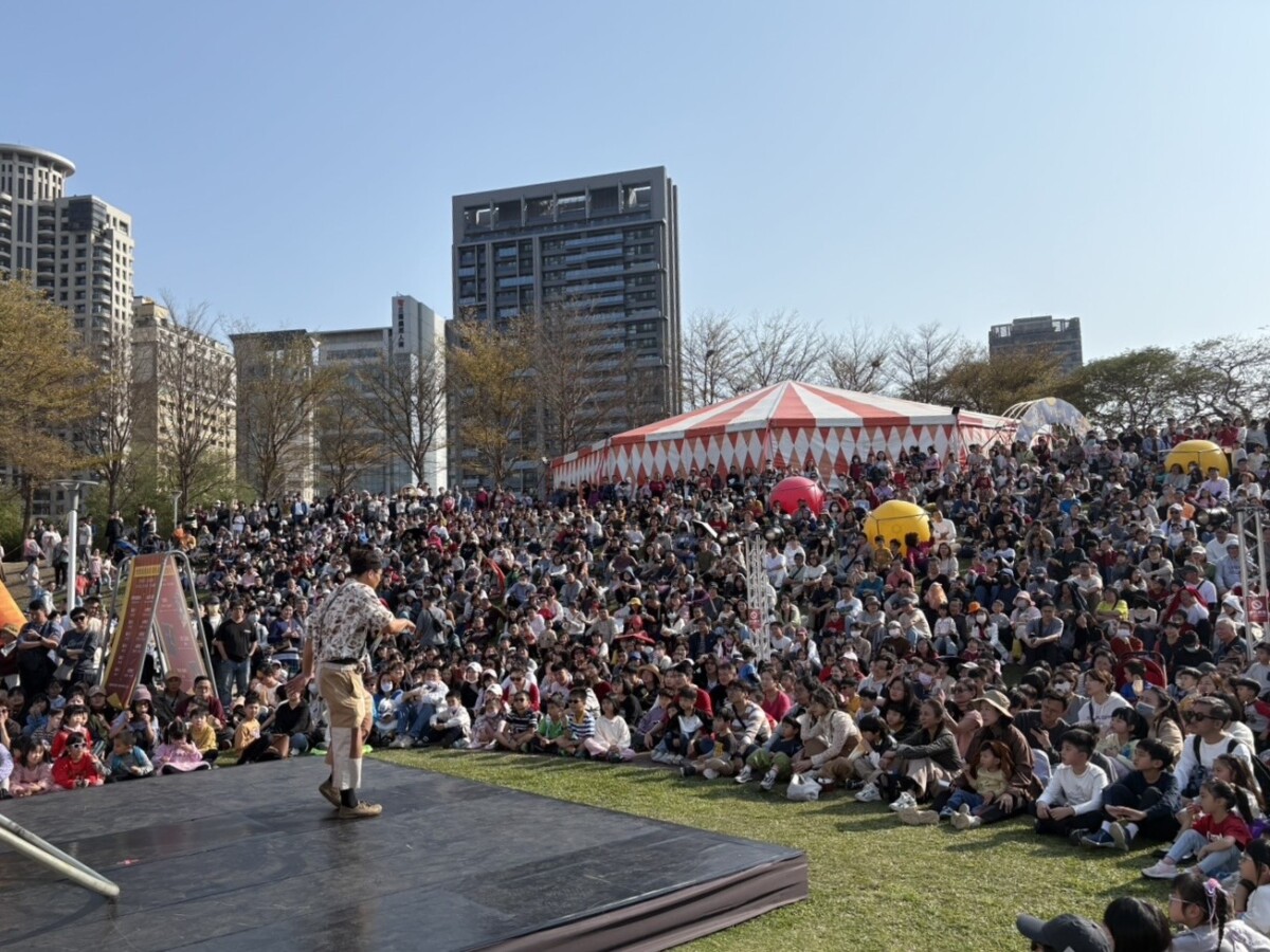 ▲「2026台中FOCASA幾米馬戲樂園」，民眾坐臥草地悠閒欣賞Happy Curly精彩演出。(圖/中市府提供)