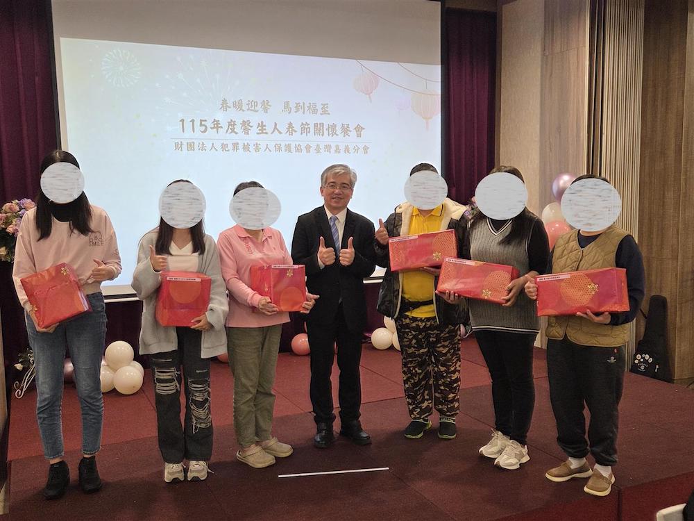 嘉義地檢署蔡宗熙檢察長（中）向馨生人祝福。（圖/嘉義地檢署提供）