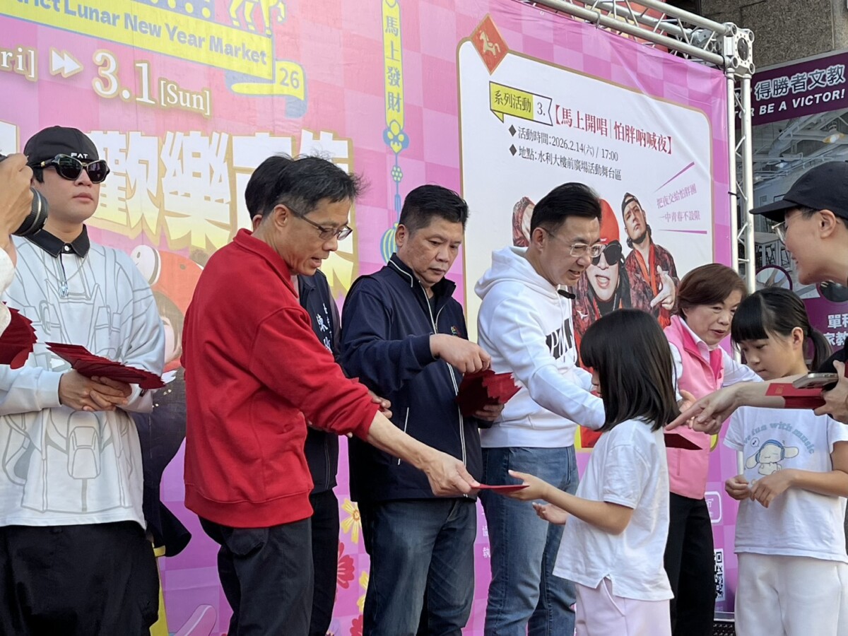 ▲現場發購購券紅包,吸引大批民眾排隊兌換。(圖/記者顏淑娟翻攝)