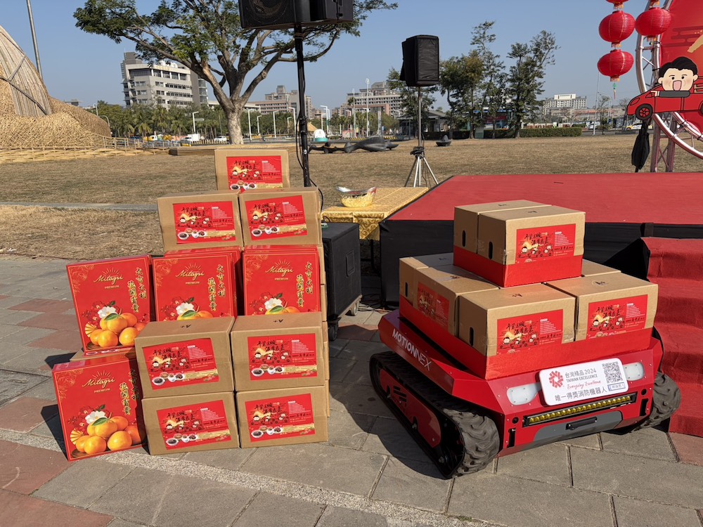 嘉義縣公私協力的結合宮廟、企業及民間團體善心資源，並攜手社團法人嘉義縣慈善團體聯合協會舉辦「年菜送暖，溫馨我嘉」已邁入第14年。（圖/記者黃采琳攝）